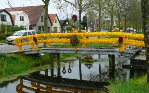 Mit Tulpen geschmückte Brücke